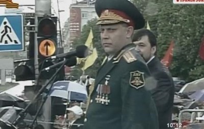 Захарченко на параде ДНР еле стоял на ногах, опираясь на палку