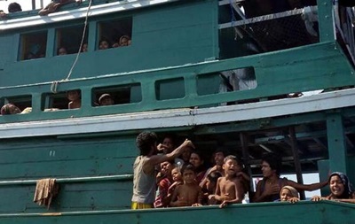 Малайзія не прийняла човен із сотнями біженців