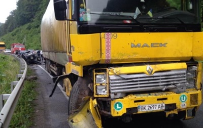 На Закарпатье грузовик столкнулся с легковушкой: погибли два человека