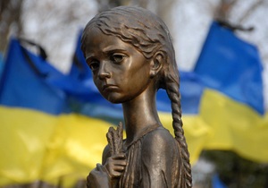 Янукович почтил память жертв голодоморов и готовит обращение к народу