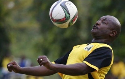 Президент Бурунді грає у футбол під час протестів