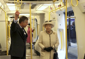 Королева Елизавета II второй раз в жизни спустилась в метро
