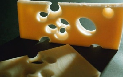 Швейцарські вчені з ясували, чому в сирі виникають дірки