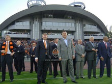 Янукович и Крутой получили медали чемпионов Украины по футболу