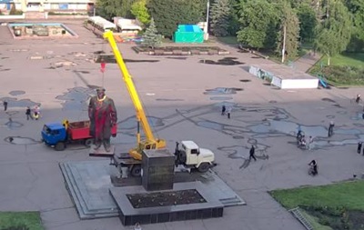 У Слов янську знесли пам ятник Леніну