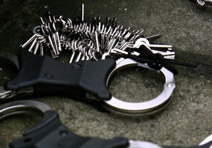 В Киеве преступная группа грабила посетителей кафе, угрожая зажигалкой