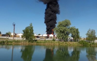 Пожежа на нафтобазі під Києвом посилилася: 4 працівники у важкому стані