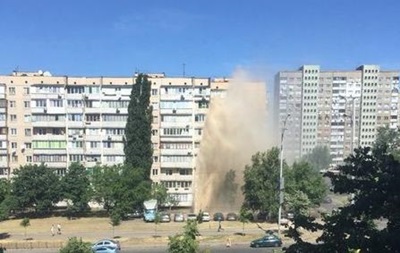 У Києві  фонтан  від прориву труби залив багатоповерхівку