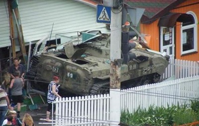 В Луганске сепаратисты въехали на броневике в кафе: трое погибших
