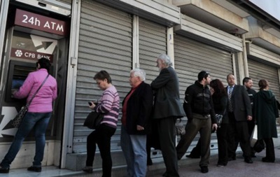 Греція: вкладники масово знімають гроші з рахунків