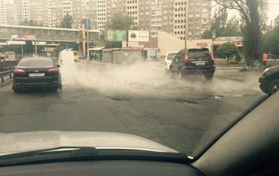В Киеве прорвало трубопровод с горячей водой