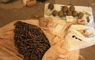 В Запорожье в лесополосе обнаружили арсенал оружия
