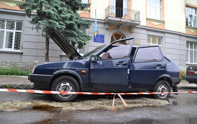 Появились фото с места взрыва милицейского авто во Львове 