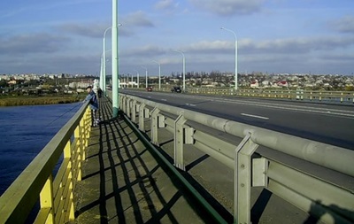 В Херсоне закрыли автомобильный мост – СМИ