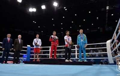 Украинский боксер на церемонии награждения не повернулся в сторону российского флага
