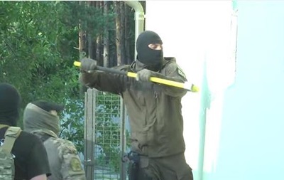 Выбили окна и взломали сейф. Видео обыска дома судьи Чернушенко