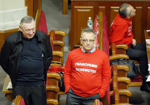 Оппозиция разблокировала президиум Рады. Депутаты заняли свои места