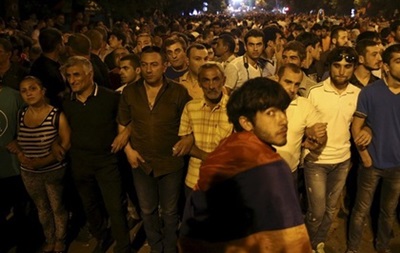 Ночь для митингующих в Армении прошла спокойно