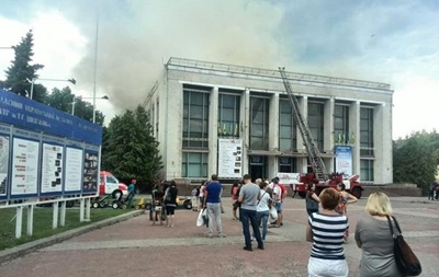 Пожежу в черкаському театрі гасили чотири години, постраждали рятувальники