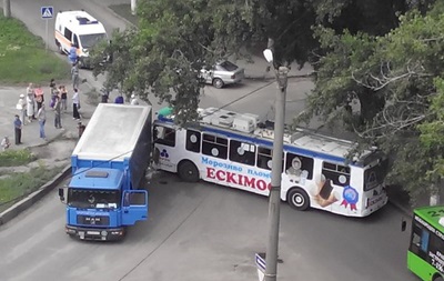 В Харькове троллейбус въехал в грузовик