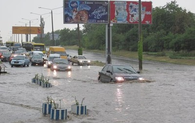 В Одесі через зливу машини плавали у воді