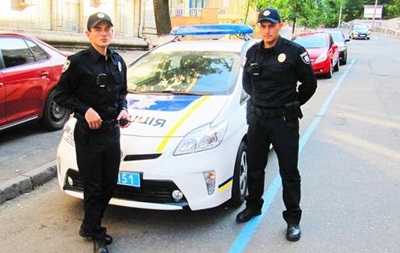 Нова поліція в Києві: селфі з киянами і перші штрафи
