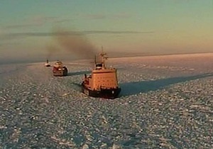 Российский ледокол взял на буксир застрявшее в Охотском море судно