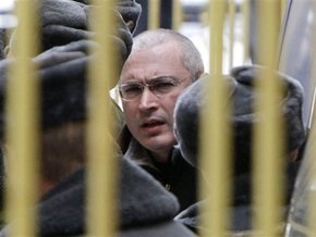 Сторонники Ходорковского устроили пикет на крыше дома напротив суда
