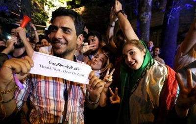  В Ірані люди на вулицях святкують скасування санкцій