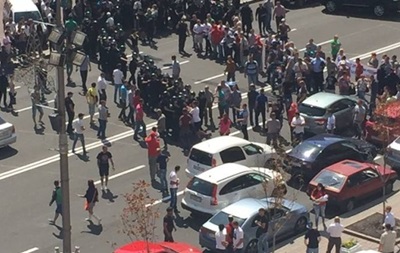 Митингующие разблокировали движение по Крещатику