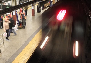 В Нью-Йорке женщина напала с ножом на пассажиров метро, ранены семь человек