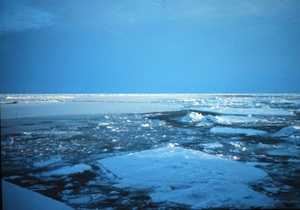 Вода ускоряет таяние ледников, направляя солнечные лучи