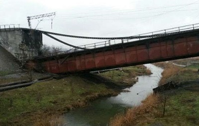 В Мариуполе восстановливают взорванный в прошлом году мост