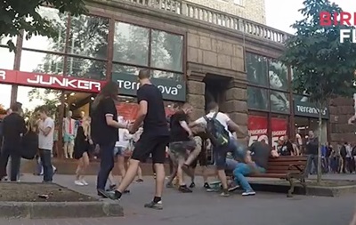 Побили і бризнули газом. У центрі Києва перевірили реакцію на геїв
