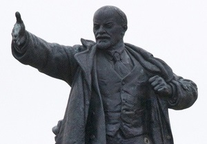 В Подмосковье памятник Ленину стащили с постамента с помощью троса