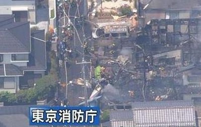 В Японии самолет упал на жилые дома, есть жертвы 