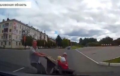 У Росії авто збило батька з коляскою: дітей розкидало по дорозі