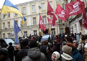 Пока беркутовцы оттесняли протестующих от машин СБУ, Луценко увезли из суда в автозаке