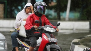 В Индонезии придумали женский способ езды на мотоцикле