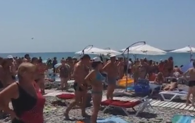 На пляжі в Сочі включають гімн Росії