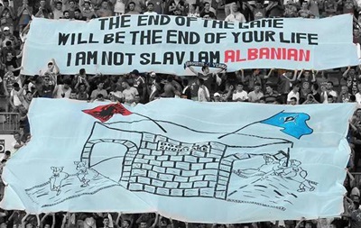 В Албании фанаты во время матча Лиги Европы вывесили антиславянский баннер