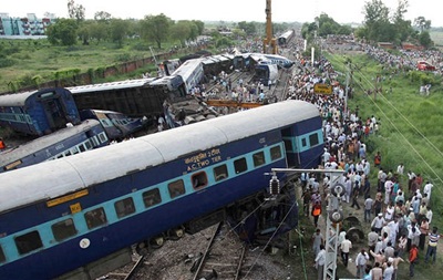 Два пасажирські потяги зійшли з рейок в Індії