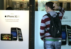 Сегодня в России начались продажи iPhone 3GS