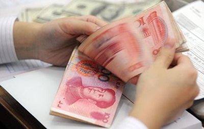 Центробанк Китаю далі знецінює юань