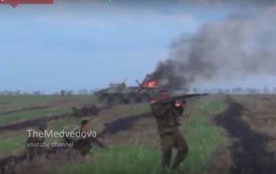 З явилося відео, як український танк знищив два БТРа сепаратистів