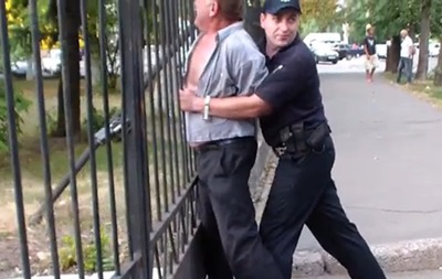 В Киеве пьяный  милиционер  плюнул в полицейского