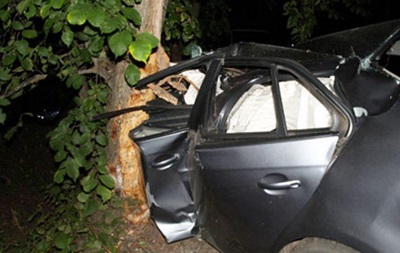 В Сумской области автомобиль врезался в дерево, погибли три человека