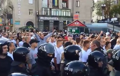 Польских фанатов отводят на стадион в сопровождении сотрудников МВД
