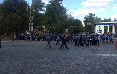 Польські фанати закидали міліцію пляшками біля стадіону Динамо