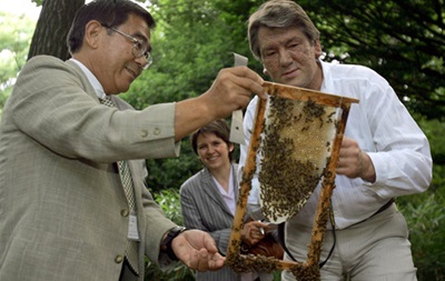 Ющенко поїхав до Польщі як головний бджоляр України
